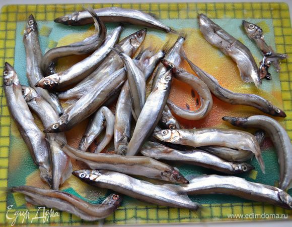 Почистите кильки (у меня мойва), удалите головы, внутренности и хвосты, промойте рыбки. 