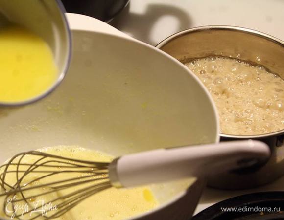 Яйца смешиваем с 4 столовыми ложками сахара. Добавляем ваниль, растопленные 50 г сливочного масла и опару, размешиваем снова.