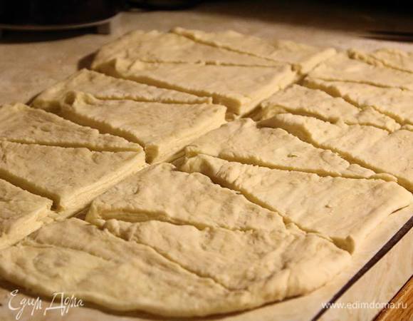 Раскатать тесто вновь до 2 — 3 см толщины, сложить вчетверо. Снова раскатать и сложить вдвое или втрое. Таким образом выйдет 24 или 36 слоев (мой вариант). Больше складывать не рекомендуется, ибо слои будут сильно тонкими и будут прорываться маслом. Если в квартире жарко, то тесто в процессе стоит немного охлаждать. Комфортная температура для него 17° — 20°. Раскатать в 1 — 1,5 см толщиной пласт, нарезать треугольники и накрутить круассаны.