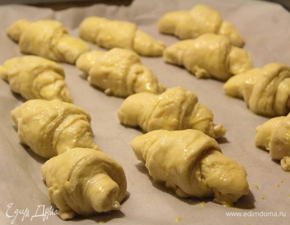 Выложить на противень, смазать яйцом с молоком и дать немного постоять. Я как раз за это время разогрела духовку до 180°С. Отправить выпекаться до готовности.