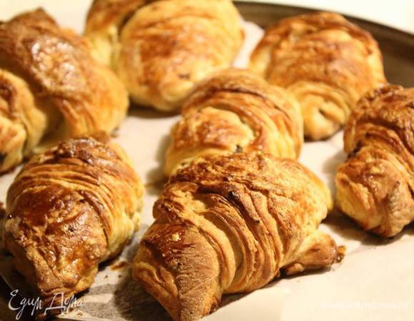 На этапе заворачивания в круассаны можно уложить начинку. У меня эти с шоколадом внутри.