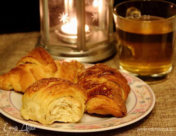 Да, до промышленных круассанов все еще есть куда стремиться, ибо вручную и небольшой объем тяжело раскатать тонко и равномерно. Но, все же, степень слоистости вышла очень хорошая, а круассаны воздушными и нежными (структура видна на фото)!