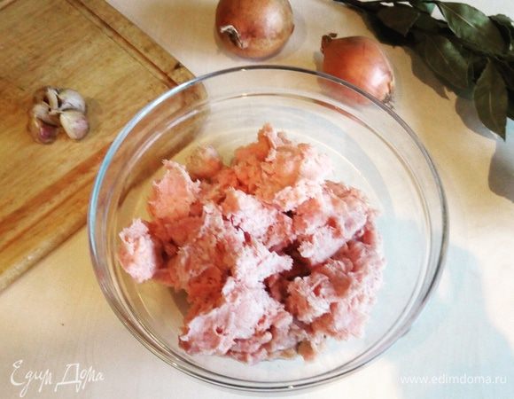 Подготовим фарш, у меня свиной.