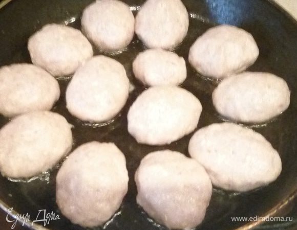 Выкладываем на раскаленную сковороду с растительным маслом.