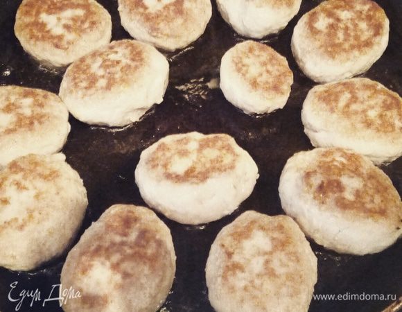 Обжариваем с двух сторон на достаточно большом огне. Затем добавляем немного воды и тушим под крышкой в течение 15 минут.