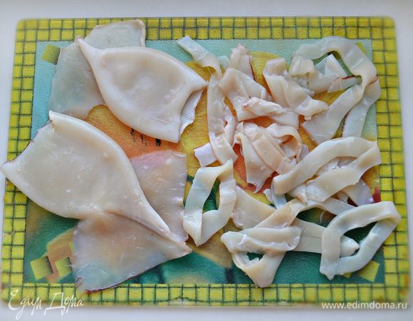 Кальмары помойте, вычистите внутренности, снимите шкурку и снова хорошо промойте. Если шкурка плохо снимается, то можно ошпарить кальмары кипятком, тогда вы без труда сможете очистить кальмары.