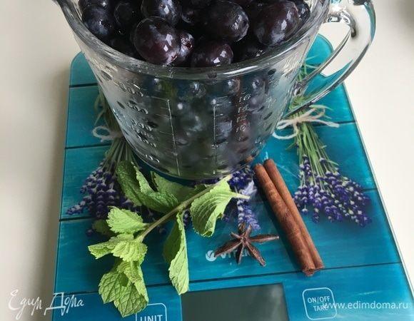 Виноград помыть, снять с веточек. В воду добавить сахар 2-3 столовые ложки, в зависимости от сладости ягод. Довести до кипения.