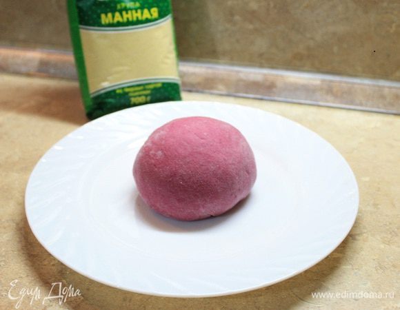 Заранее приготовим пасту, ей необходимо хорошо подсушиться, чтобы при варке  держала форму. Готовим тесто. Отваренную свеклу натрите на мелкой терке, добавьте к свекле оливковое масло, яйцо, соль и воду, перемешайте. Добавьте в муку свекольное пюре и замесите гладкое эластичное тесто. При необходимости добавьте муки. Отбейте тесто  хорошо о стол, заверните в пленку и оставьте в прохладном месте созреть в течение 30 минут. Раскатайте тесто в тонкий пласт толщиной 1 мм.