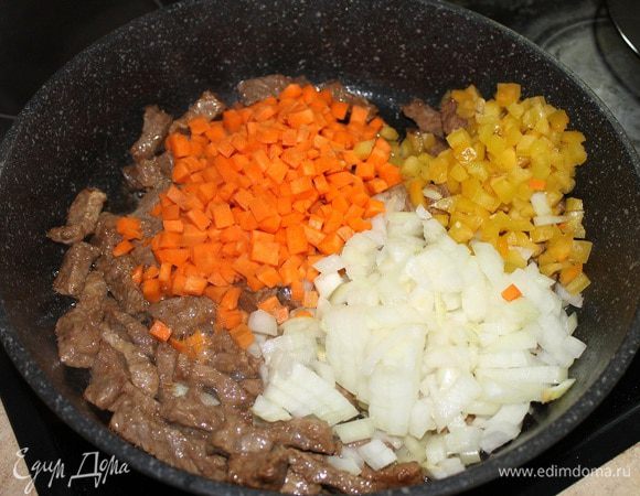 Паста готова, приступим к приготовлению мясного рагу, которое будем подавать вместе с пастой. Мясо нарежьте тонкими длинными брусочками. В сотейник налейте пару ложек оливкового масла, положите мясо и обжаривайте на медленном огне в течение 45 минут, пока не испарится вся жидкость.
 Обжаренное мясо переложите в другую емкость, а в сотейник добавьте масло и нарезанные кубиками овощи и чеснок. Обжаривайте овощи, периодически мешая, в течение 15 минут. К обжаренным овощам добавьте томатный соус, шалфей, перец и соль, тушите, пока соус не начнет густеть. Выкладываете к соусу мясо.