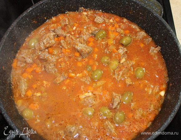 Добавляете оливки, вливаете вино и тушите его в течение 15 минут. В конце приготовления попробуйте на соль, при необходимости досолите, добавьте специи, чтобы рагу получилось немного острым.