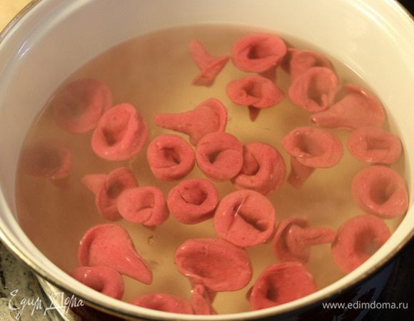 Отвариваете пасту в течение 10 минут в подсоленной воде. В готовую пасту добавьте пару ложек оливкового масла, легкими движениями встряхните кастрюлю с пастой, чтобы  масло обволокло каждую шляпу.