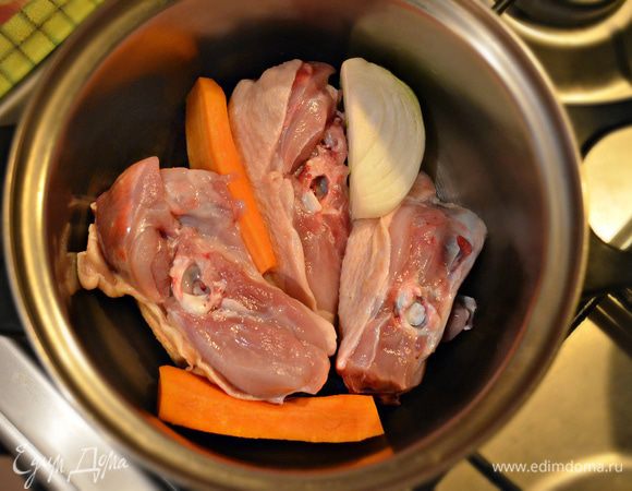 Отварите куриный бульон. Для этого вам потребуется 250 — 300 г куриного мяса, половинка репчатого лука, небольшая морковка, соль, душистый и горький перец горошком (по 2 горошины), а также за 5 мин до окончания варки не забудьте положить 1 лавровый листик (после приготовления его необходимо будет вынуть).