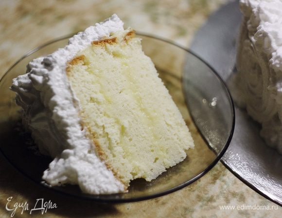 А вот такой торт в разрезе.
И одного, и второго крема в итоге получается довольно много, так что почти половина каждого останется. Их можно хранить в холодильнике, а затем использовать уже в другом рецепте, например, в песочных корзиночках =)