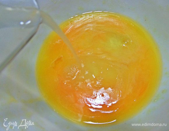 Влить сок в масло.