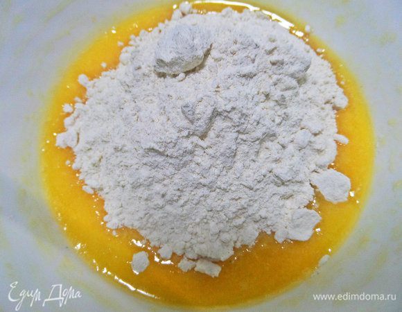Просеиваем муку. Добавим ванильный сахар.
