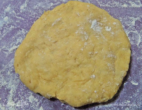 Перенести на доску или силиконовый коврик, присыпанный мукой.