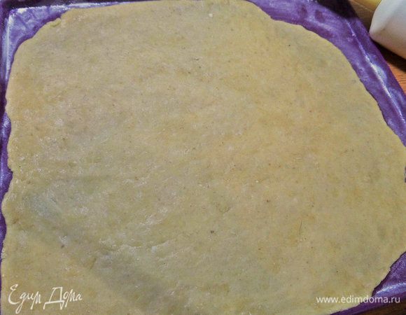 Раскатать тонко. Пласт получился почти во весь коврик размером 30 на 34 см.