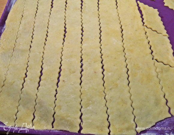 Нарезать на полоски, желательно ножом зигзаг.