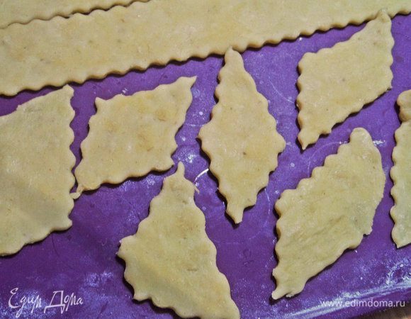 Теперь поделить на ромбы.