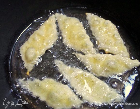 Раскалить оливковое или смешанное пополам с подсолнечным масло в кастрюле с толстым дном.