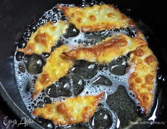 Обжарить с двух сторон кростоли.