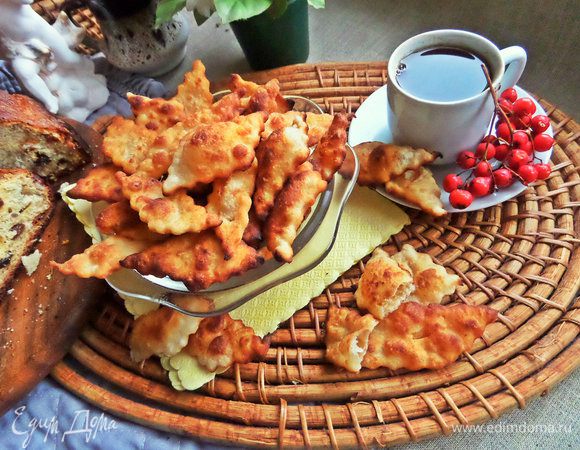 Остудить и посыпать пудрой, но я решила показать пузырчатую структуру печенья.