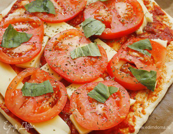 Раскатать тесто, смазать томатной пастой, уложить моцареллу кусочками, сверху — помидоры кружочками. Приправить слегка солью и перцем, свежим базиликом.