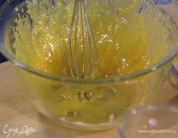 К желткам добавить сахар, молотую гвоздику, соль и взбить все блендером с насадкой-венчиком, затем, не прекращая взбивать, влить растопленное сливочное масло и взбить все в светлую, пышную массу.