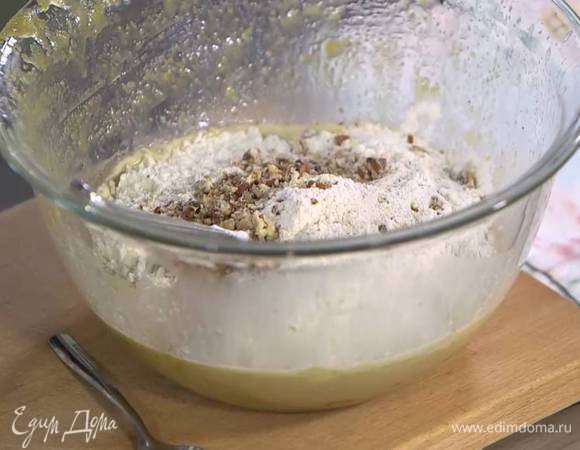 В молочно-желтковую массу влить солодовый сироп и экстракт ванили, всыпать всю муку, измельченные орехи и перемешать — тесто должно получиться по консистенции как жидкая сметана.