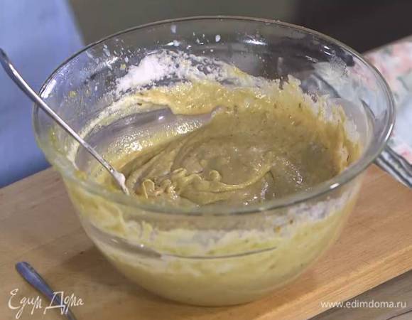 Белки взбить блендером с насадкой-венчиком в пышную массу и вмешать в тесто.