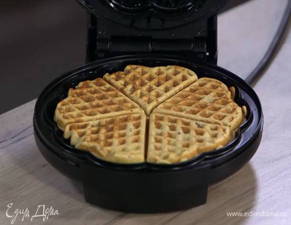 Разогреть вафельницу, смазать ее оливковым маслом и испечь вафли.