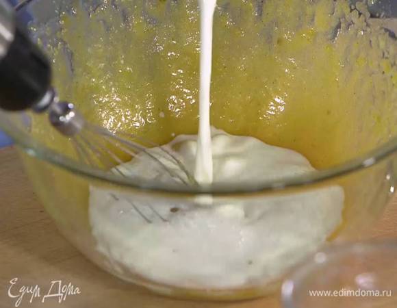 Влить молоко и взбить все еще немного.
