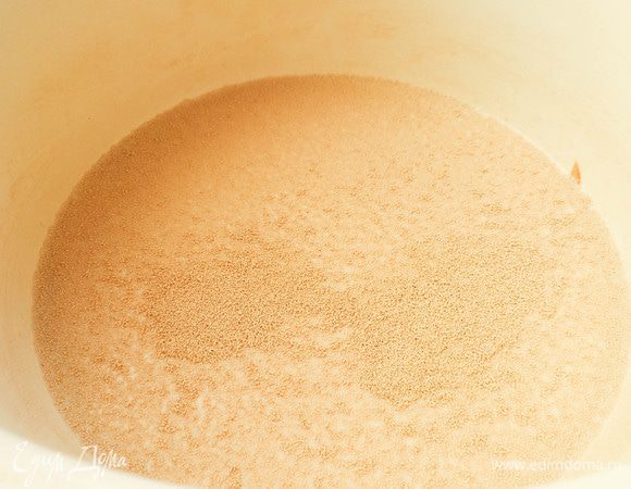 Прежде чем начать заниматься тестом, не забудьте положить маргарин в морозилку на 10 минут. Он потребуется нам в охлажденном виде. 
Итак, в теплом молоке (я грела его в микроволновке около минуты) развести дрожжи. 