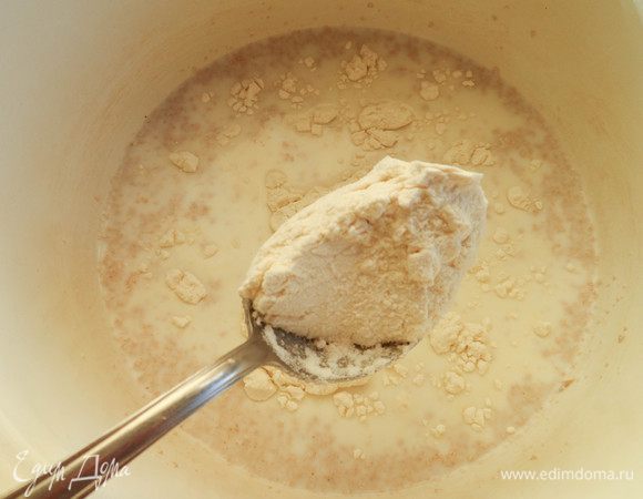 Добавить по две столовые ложки сахара и муки, хорошенько перемешать и поставить в теплое место.
