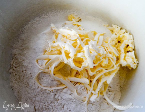 Оставшуюся муку просеять, добавить тертый охлажденный маргарин. Перетереть руками.