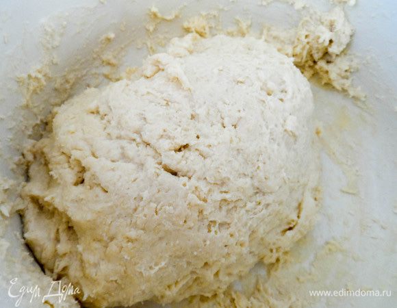 Оставляем тесто в теплом месте, чтобы оно немного взошло (примерно на час). Потом ставим в холодильник на 40 минут. 