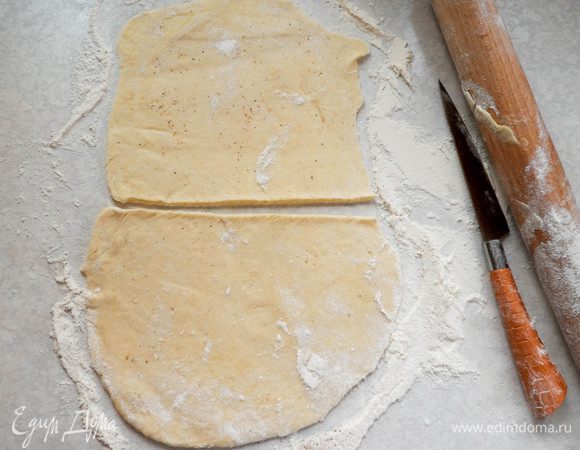 Теперь будем формировать булочки. В этот раз я сделала это двумя разными способами. Способ 1: отделяем от основной массы теста четверть. Раскатываем в пласт толщиной 2—3 мм. Разрезаем его на два прямоугольника. 
