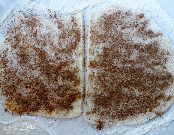 Посыпаем их сахаром и корицей.