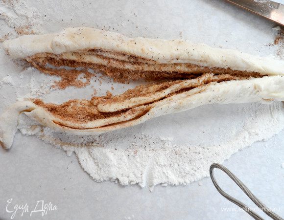 Разрезаем рулетики вдоль на две части, но не дорезаем до конца. Делаем это аккуратно, чтобы начинка не высыпалась. 