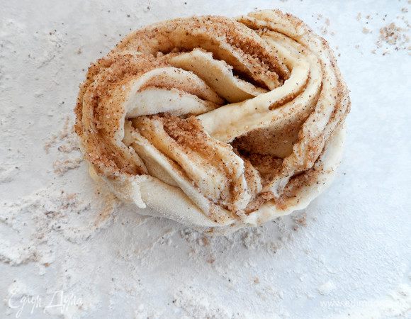 Теперь эти две части сплетаем между собой как жгуты, а потом сворачиваем их в кольцо. Булочка готова!