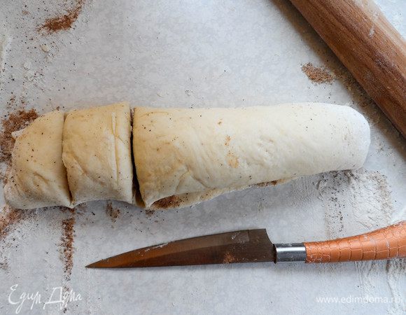 Способ 2: раскатываем тесто в прямоугольный пласт (берем кусок больше, чем для предыдущего способа). Посыпаем сахаром и корицей. Сворачиваем в рулет. Разрезаем его на кусочки. Их ширину можно делать какой угодно. Но удобнее всего — около 5 см.