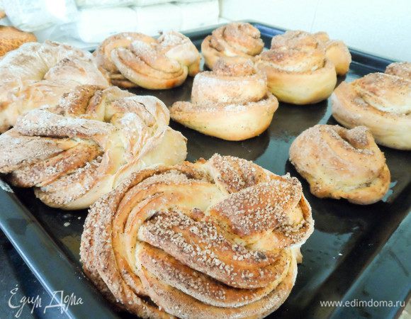 Вот и наши булочки! В принципе, их можно употреблять уже в таком виде, но сегодня мне захотелось полить их сахарной помадкой. Сахарную пудру заливаем теплой водой, перемешиваем. Варим на медленном огне. Когда сироп закипит, добавляем уксус, прикрываем кастрюльку крышкой и варим еще минут 10. Сироп должен стать достаточно густым (при необходимости количество воды и сахара можно скорректировать). Его готовность можно легко проверить: чайной ложкой зачерпнем будущую помадку и опустим в холодную воду. Если она не растворилась, а свернулась в шарик, значит, готова! Охлаждаем сироп, а затем взбиваем блендером на высокой мощности до тех пор, пока масса не станет белой. 