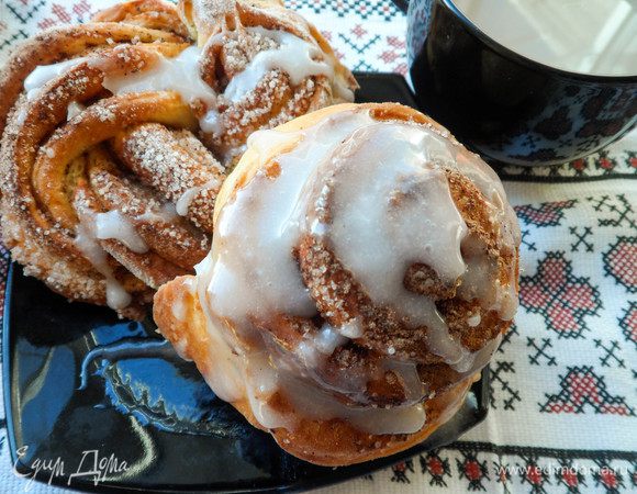 Покрываем помадкой булочки и зовем домочадцев к чаю! Будьте уверены — такое лакомство разлетится моментально!