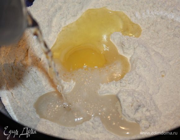 Затем вбиваем яйца, которые только что достали из холодильника, и вливаем ледяную(!) воду. Мы используем именно ледяную воду, так как сейчас нам не нужно, чтобы дрожжи начали активно работать. 