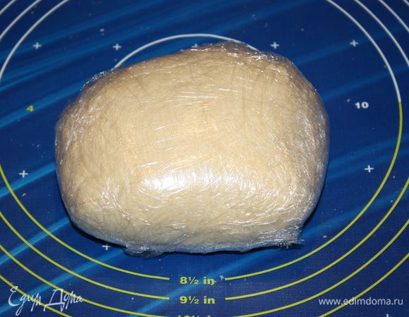 Заворачиваем тесто в пищевую пленку, но не очень плотно. Надо оставить место для увеличения теста. Или положите его в чистый пакет. Убираем тесто в холодильник на 5 часов. 