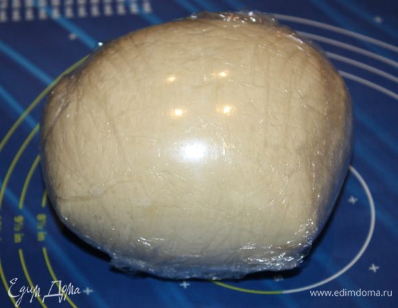 Время прошло, и мы достаем тесто из холодильника. Оно слегка увеличилось в объеме.