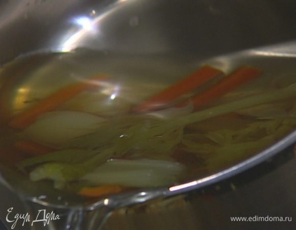 Курицу и все подготовленные овощи выложить в тяжелую глубокую кастрюлю, залить 2–3 литрами холодной воды, влить вино, добавить лавровый лист и розмарин. Довести до кипения, затем уменьшить огонь и варить 2–3 часа, время от времени снимая пену.