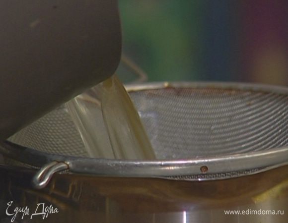 Готовый бульон процедить, посолить и поперчить.