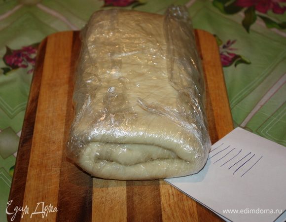Повторяем прослаивать тесто до седьмого и последнего уровня. Обратите внимание, как выросло тесто, хотя мы выдерживаем его в морозилке. 