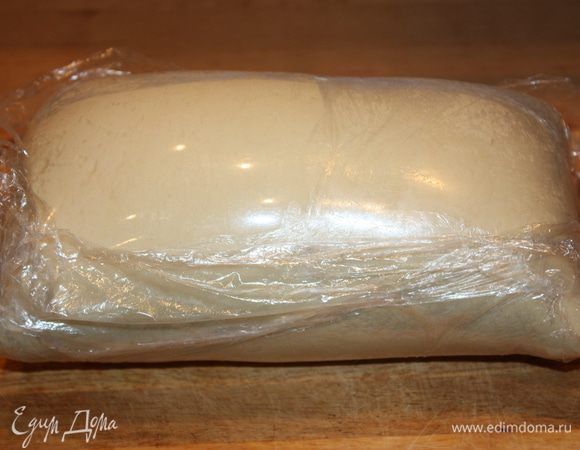 Если вы не собираетесь готовое тесто использовать сразу, разделите его на нужные вам порции, заверните в пленку и заморозьте. Я его буду использовать  сразу, как только оно будет готово. И так, последний этап приготовления теста: после седьмой прослойки, тесто заворачиваем в пленку и убираем в холодильник на 12 часов. Посмотрите, как оно выросло в объеме. 